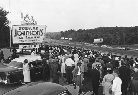 Thousands gather to protest segregation at Howard Johnson’s restaurant, 1962. Courtesy Durham Herald Co. Newspaper, North Carolina Collection, Louis Round Wilson Special Collections Library, University of North Carolina at Chapel Hill