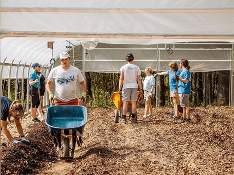 Picture of volunteers at Catawba Trail Farm (Credit: @UrbanCommunityAgrinomics on Instagram.)